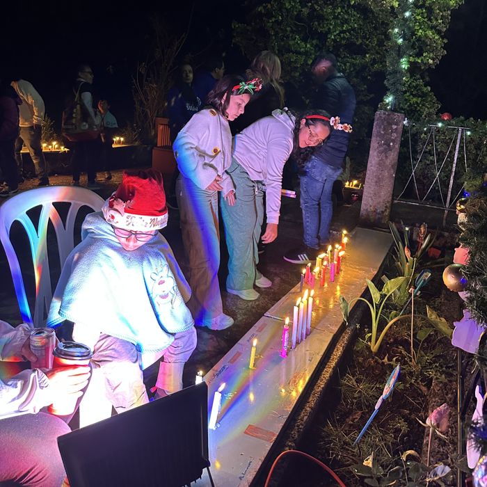 Encendido de velitas en el Minimarket 2025