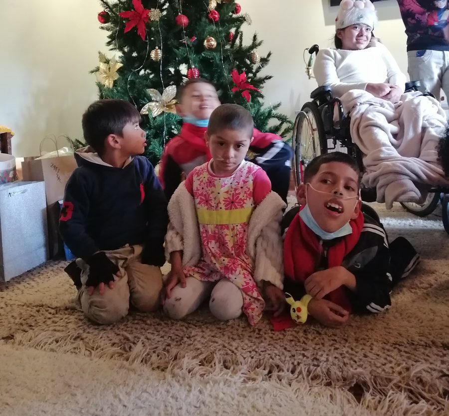Niños de la Fundación Abraza un Sueño junto al árbol de Navidad
